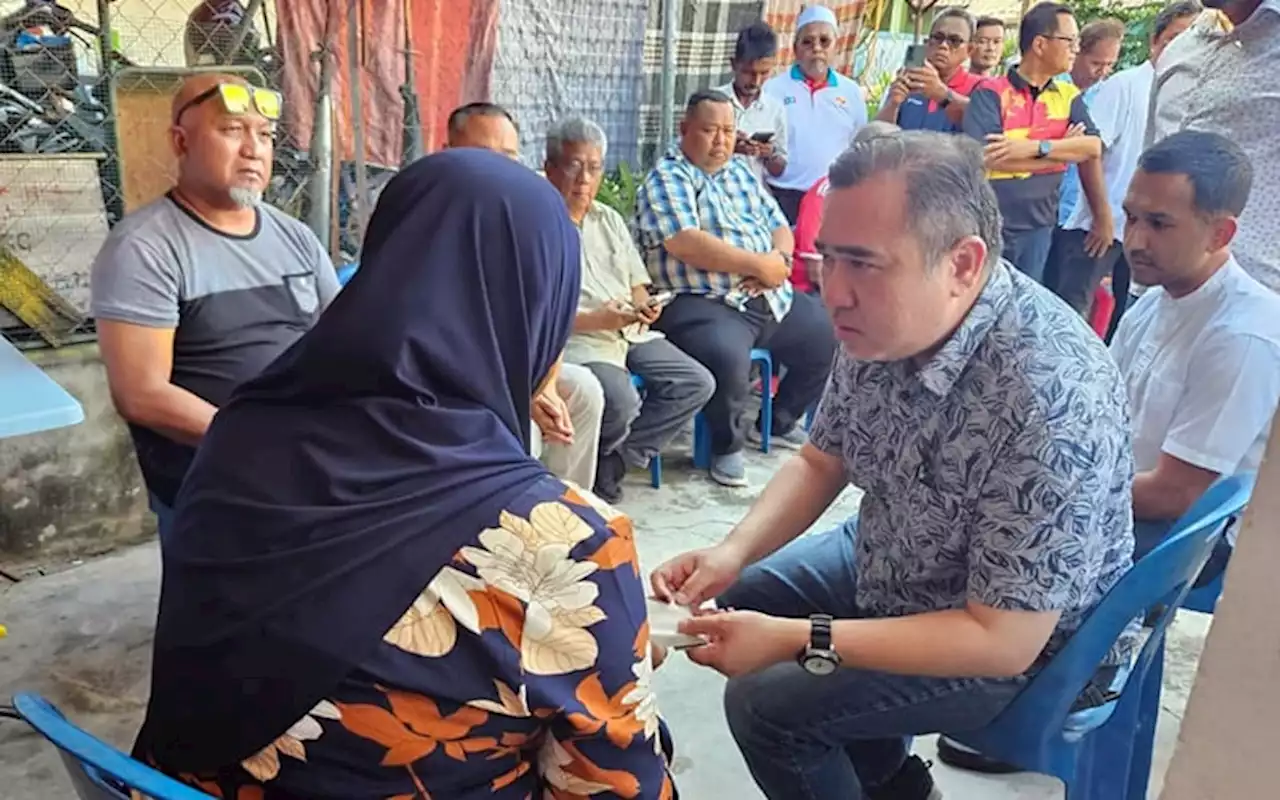 Loke visits family of Elmina air crash victim