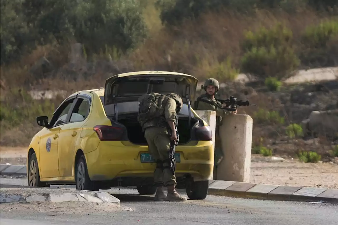 Palestinian gunmen suspected of killing 2 Israelis in West Bank