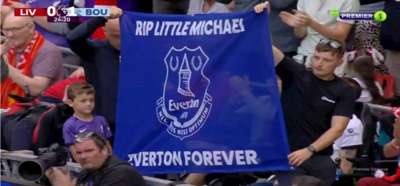 ¿Qué hacía una bandera del Everton exhibida por hinchas del Liverpool?