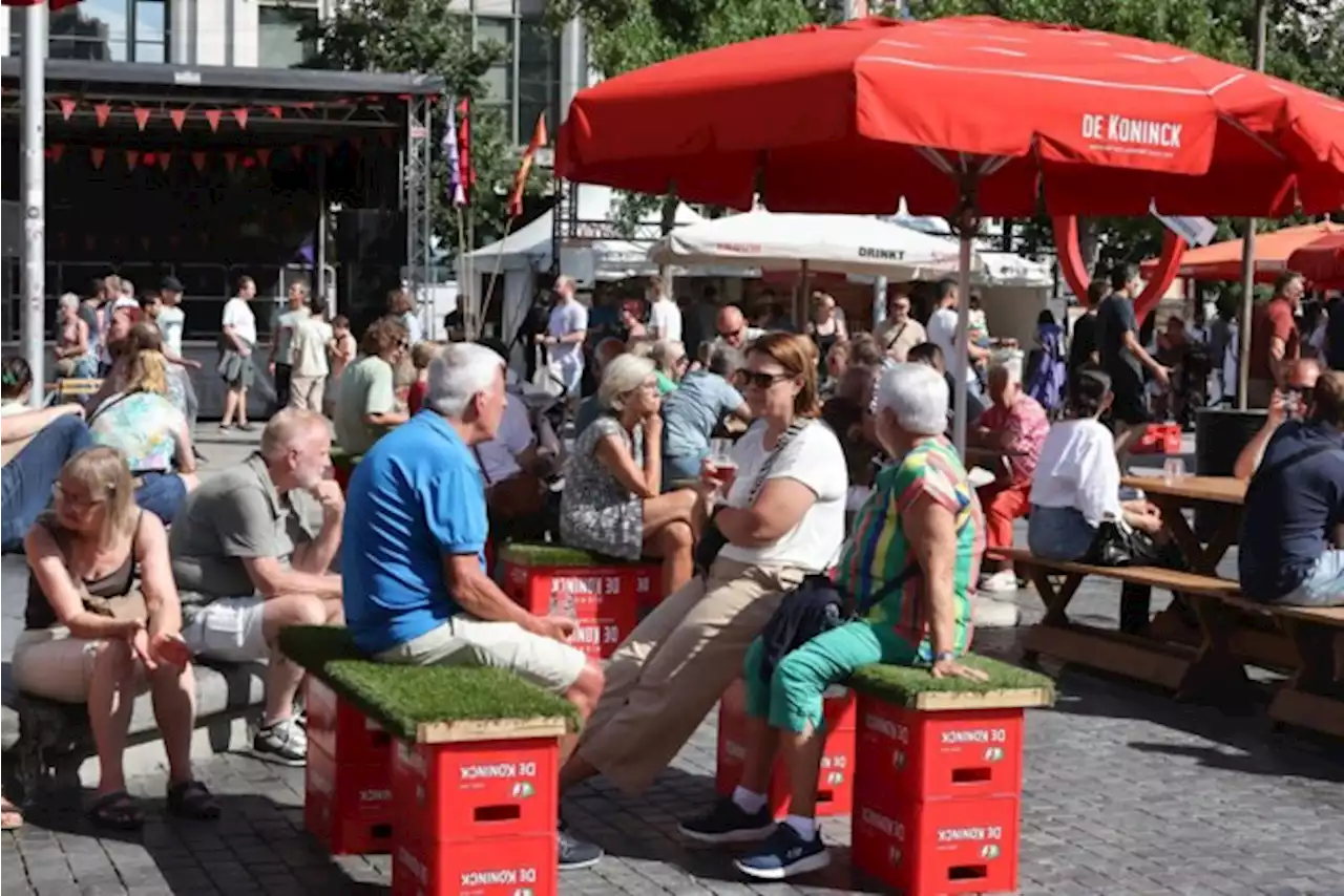 Genieten van Bollekesfeest, ook al is juiste glas nergens te bespeuren: “Het smaakt gewoon hetzelfde hoor”