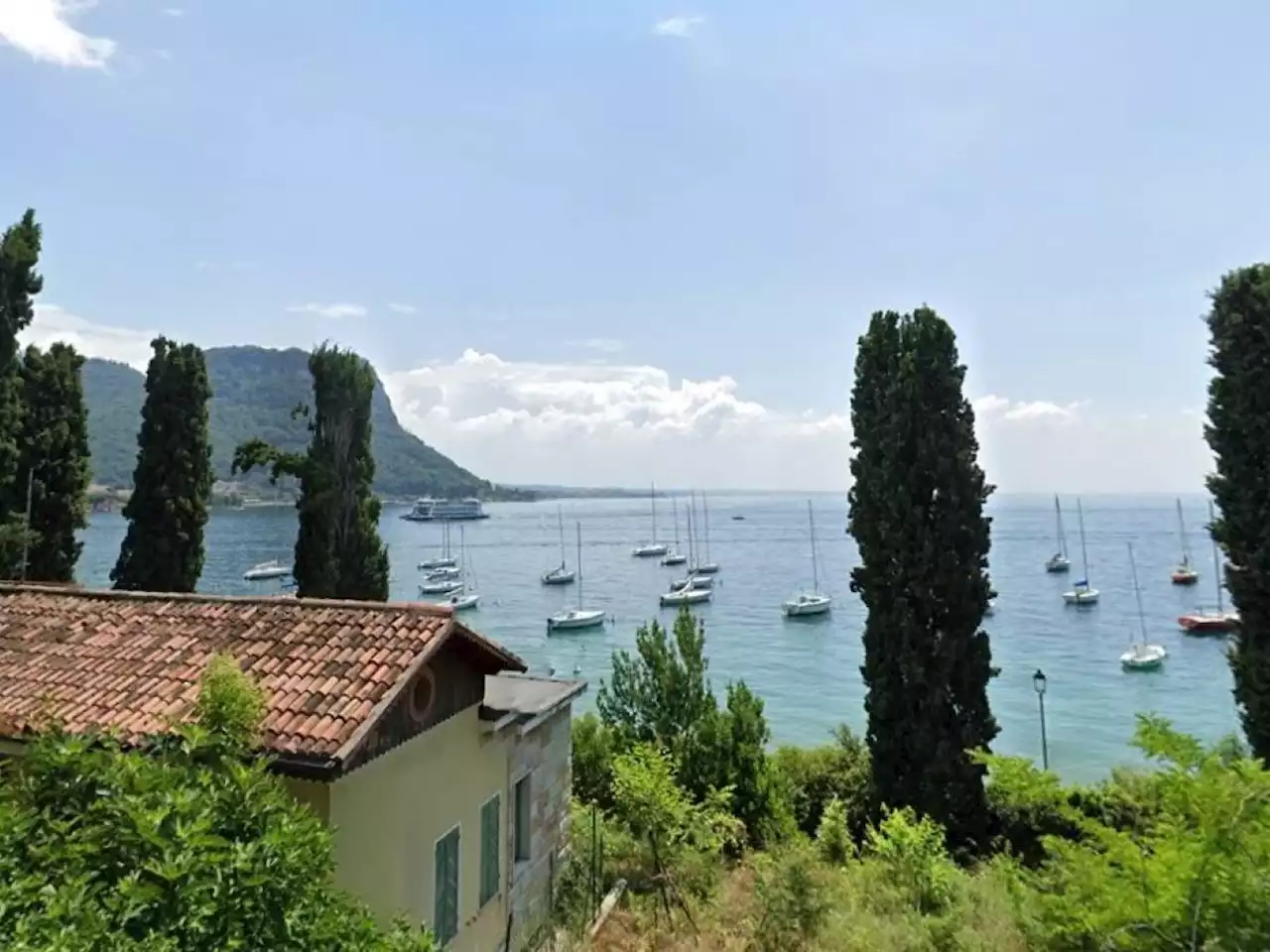 Lago di Garda, 20enne si tuffa per salvare il fratellino di 14 anni e muore annegata