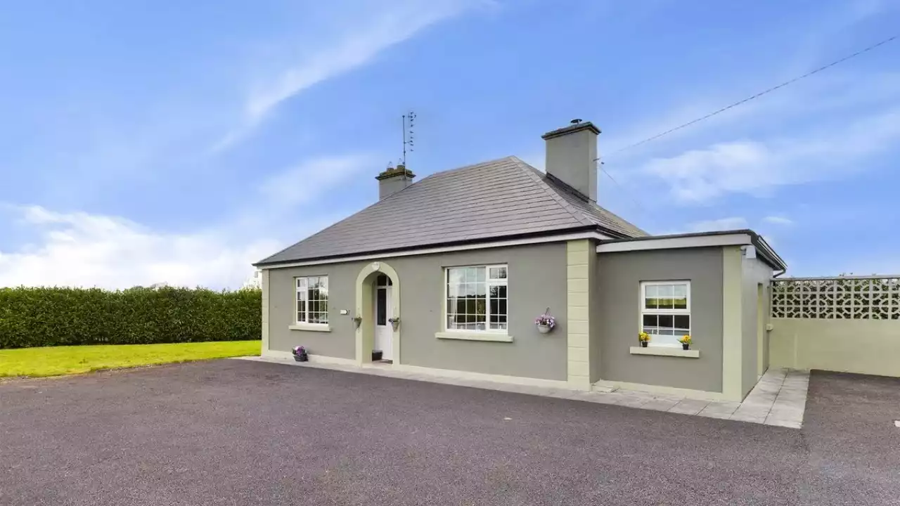 This picture perfect three-bedroom Mayo cottage is on the market for €200,000