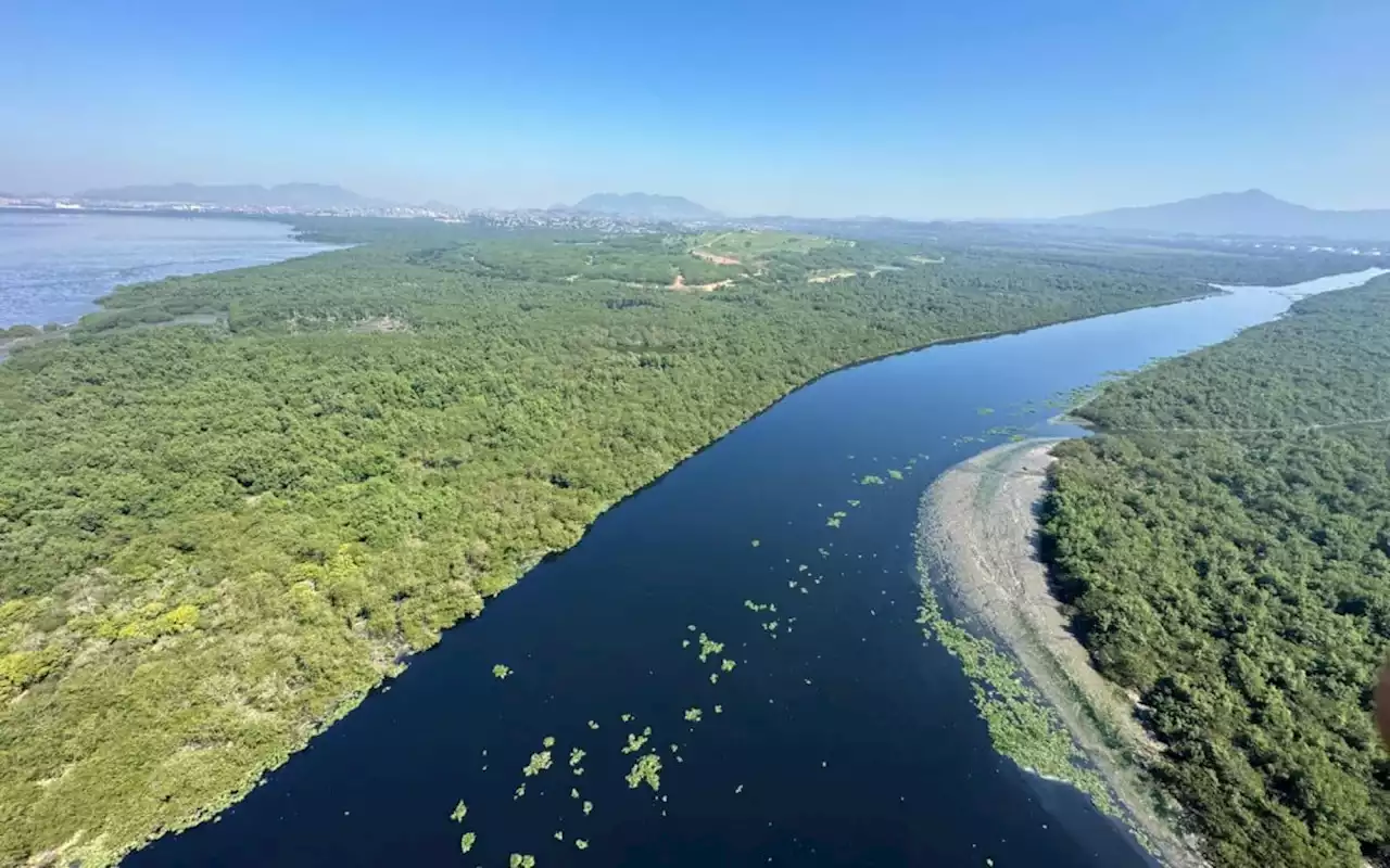 Biólogo flagra mancha de óleo de grande extensão no Rio Iguaçu | Rio de Janeiro