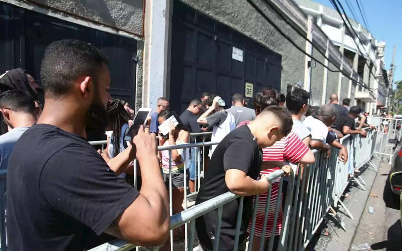 Torcida do Vasco encara fila e esgota ingressos para jogo no Maracanã | Vasco