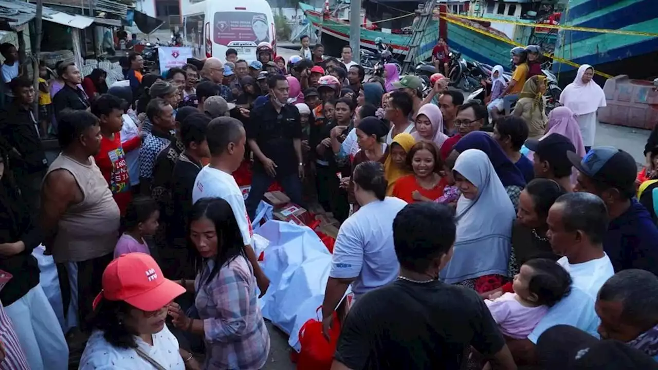 Sahabat Ganjar Salurkan Bantuan Sembako untuk Korban Kebakaran Kapal di Tegalsari