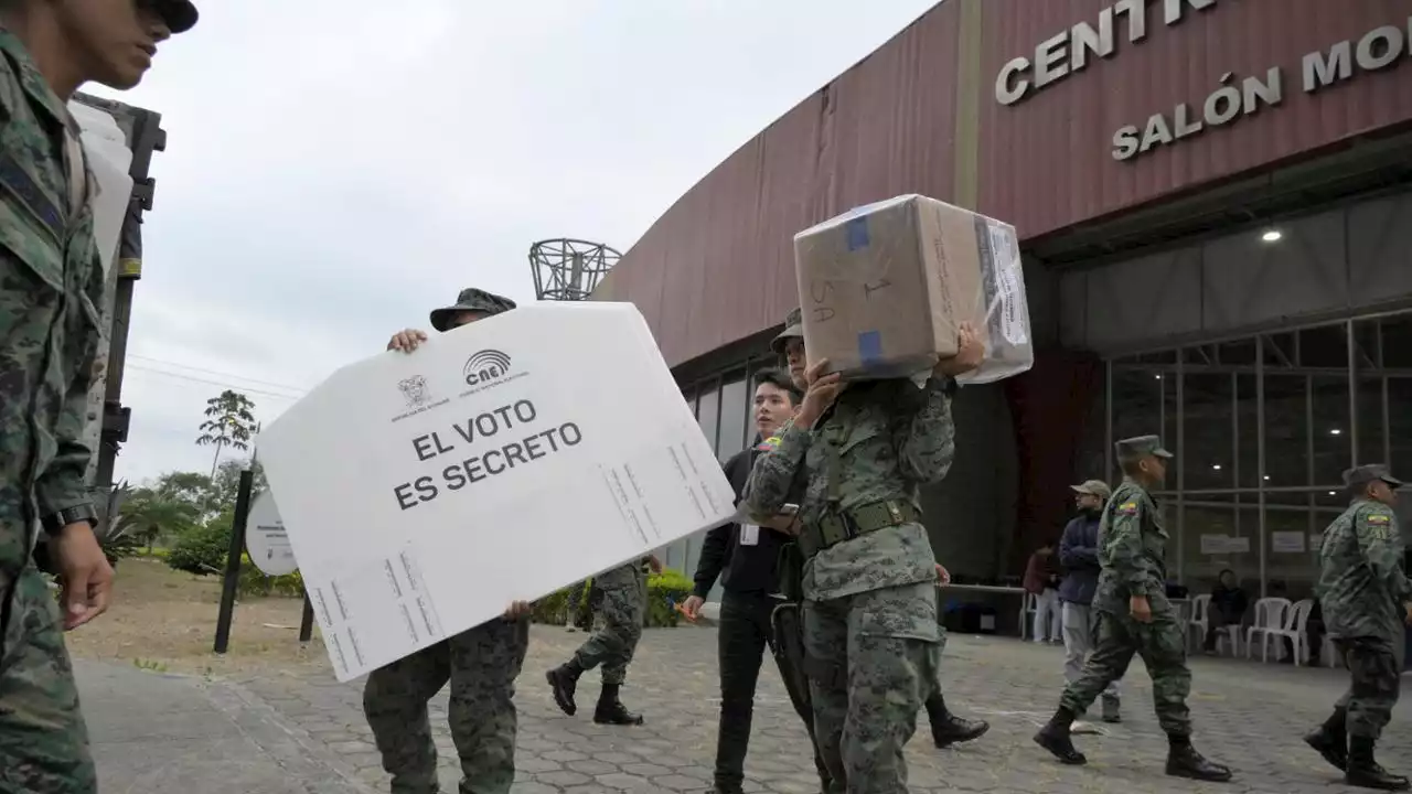 Ecuador, in 13 milioni alle urne per eleggere il nuovo presidente. Dopo l’attentato i candidati con giubbotti antiproiettile