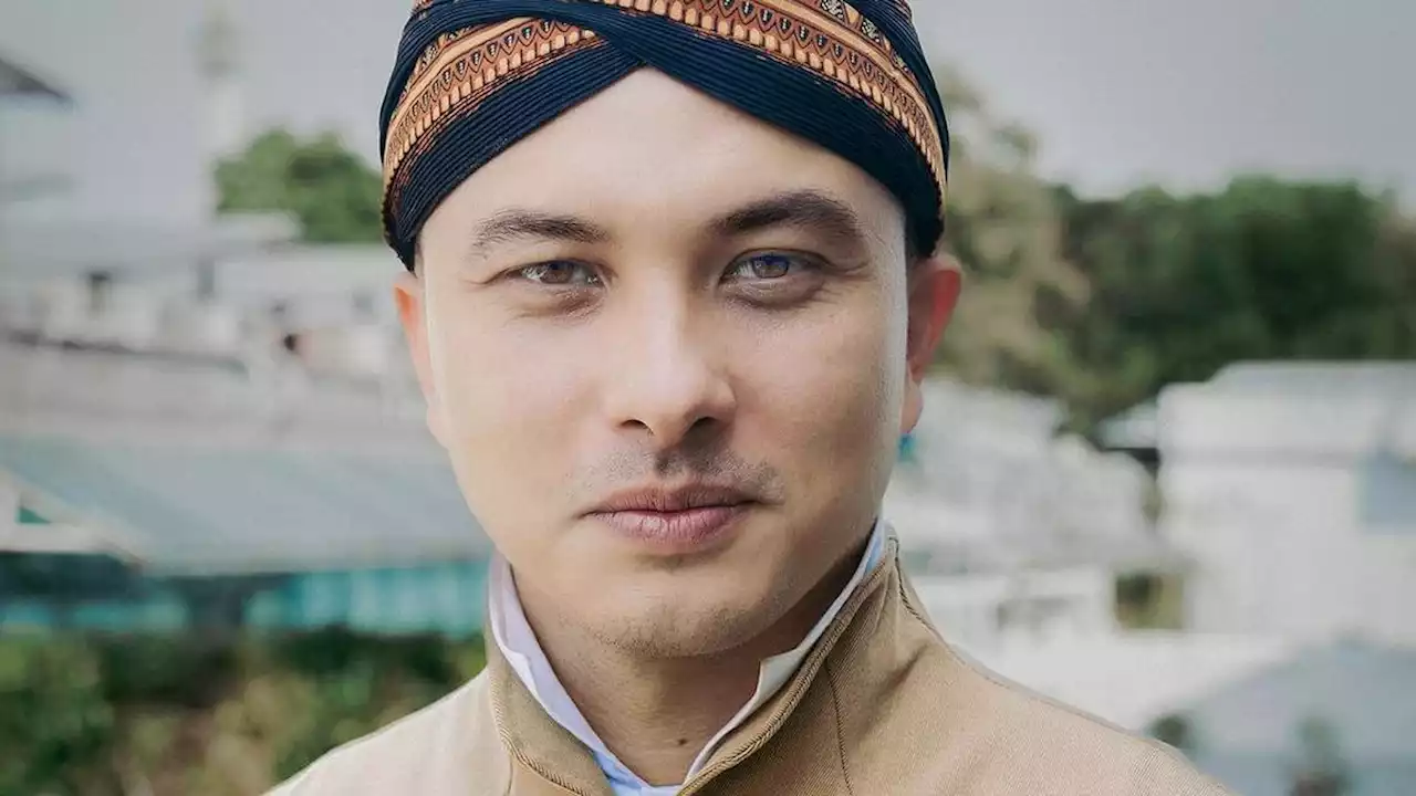 6 Potret Nicholas Saputra Ikut Upacara Bendera 17 Agustus Diprotes Netizen: Emang Boleh Secakep Itu?