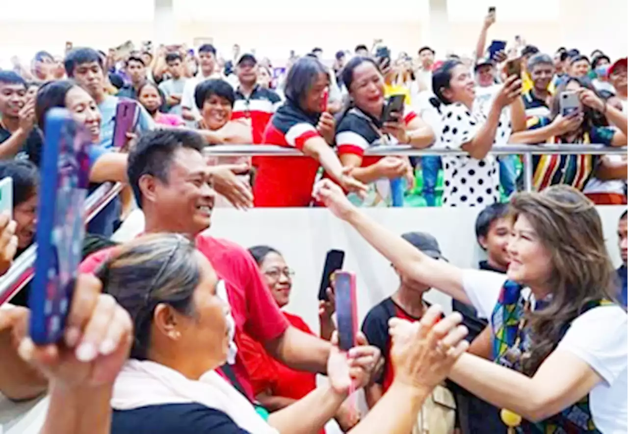 Imee distributes P10-M aid to 1,000 students affected by ‘Egay’