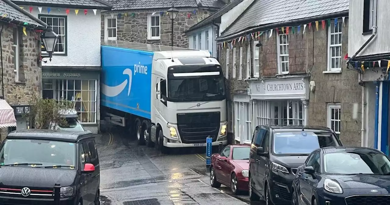 Amazon driver's sat nav fail sees him stuck between grade II listed buildings