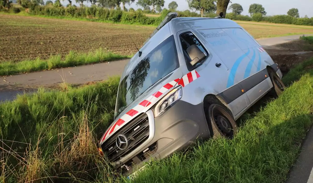 Im Norden: Mercedes-Sprinter kippt in Graben