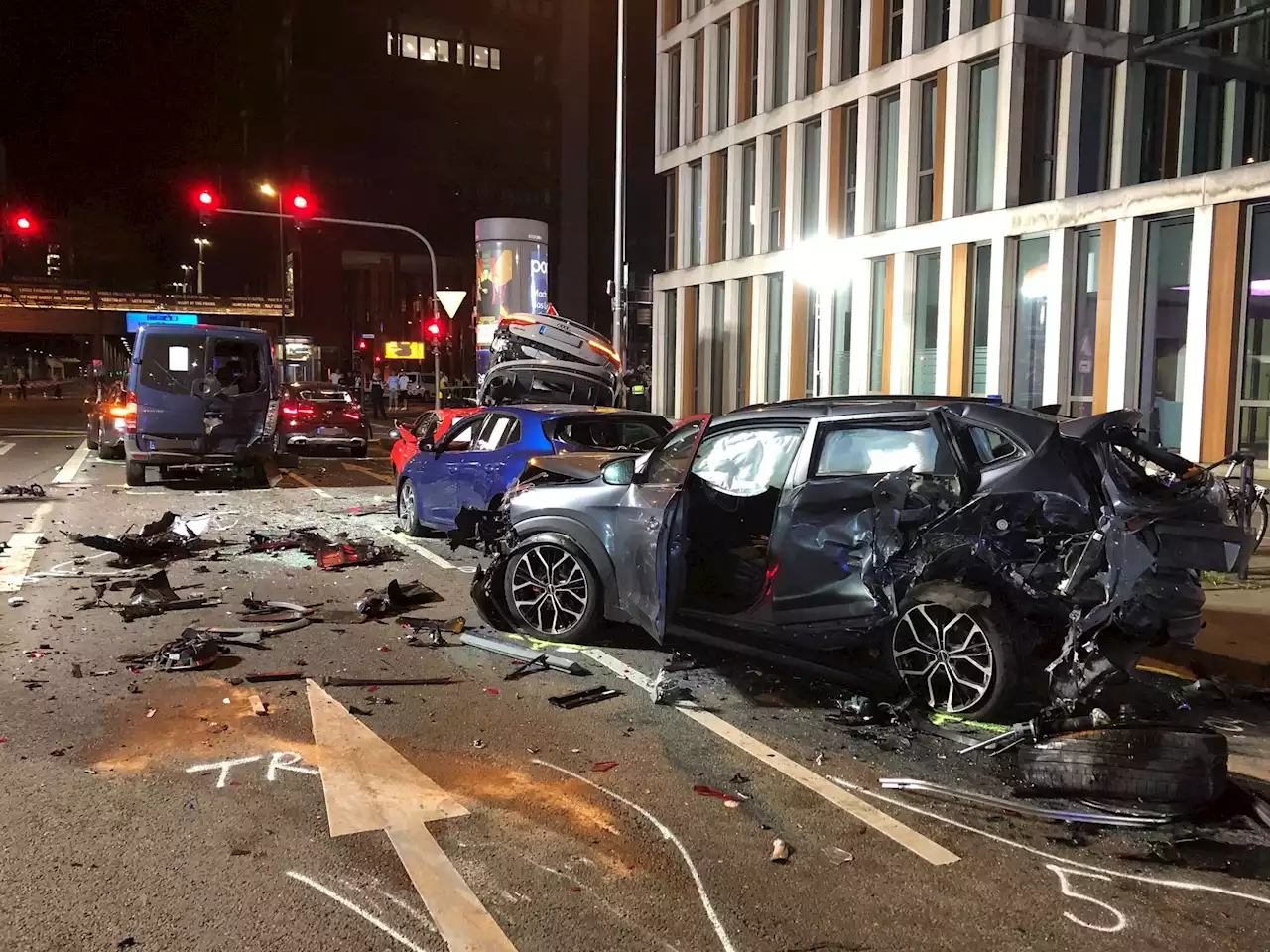 14 Verletzte nach Unfall mit zehn Fahrzeugen in Köln