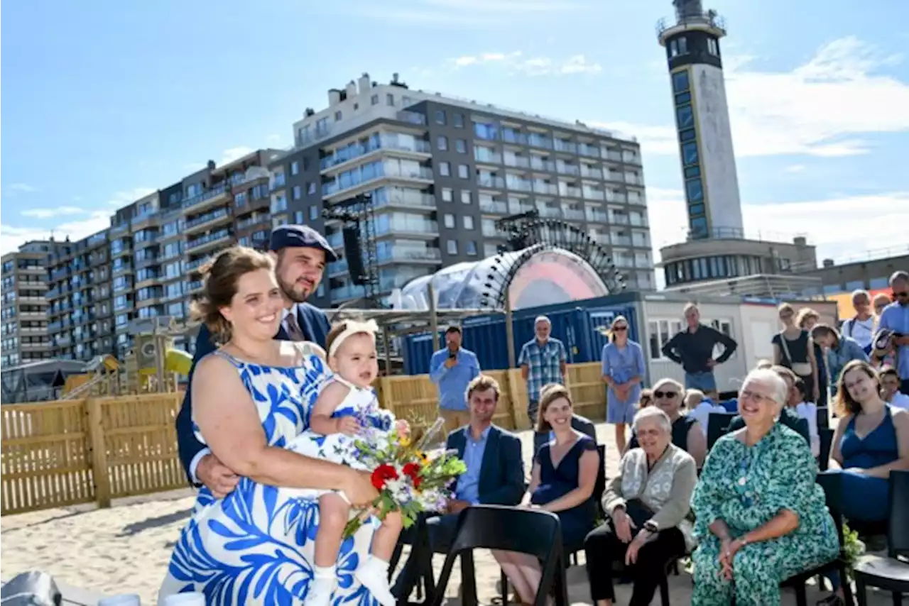 IN BEELD. Veerle en Quinten stappen als eerste koppel in het huwelijk op het Blankenbergse strand: “Door hier te trouwen is papa heel nabij”