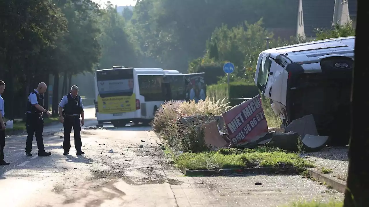 Mann verliert Kontrolle über Linienbus: Zwei Schwerverletzte