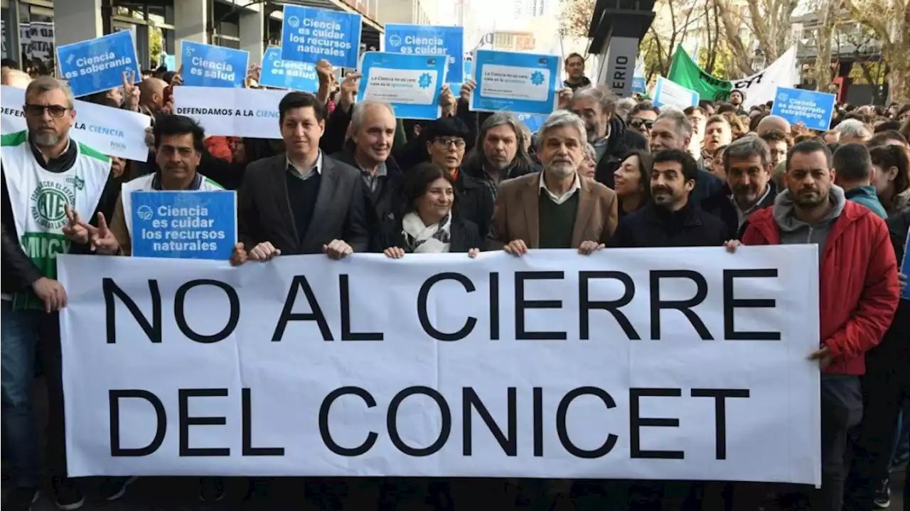 Científicos del Conicet se movilizaron en rechazo a la propuesta de Javier Milei