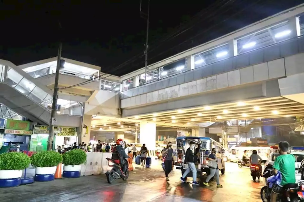 Man injured after jumping onto LRT-1 tracks