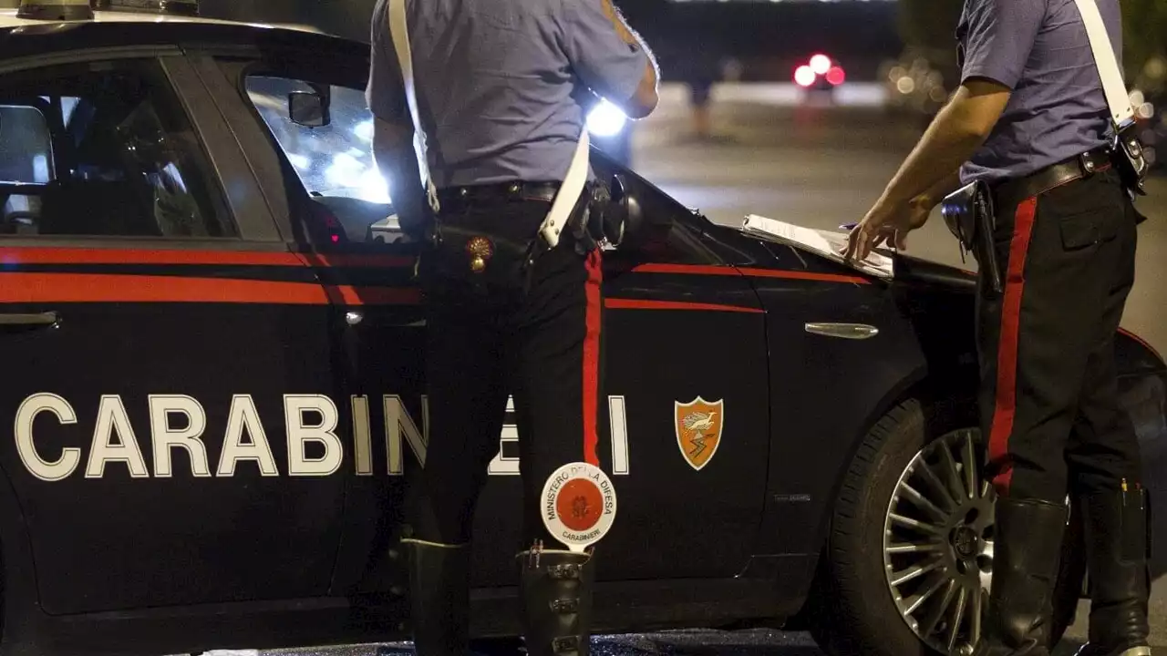 Tenta rapina in un bar armato di coccio di bottiglia e lancia cassonetti contro i carabinieri