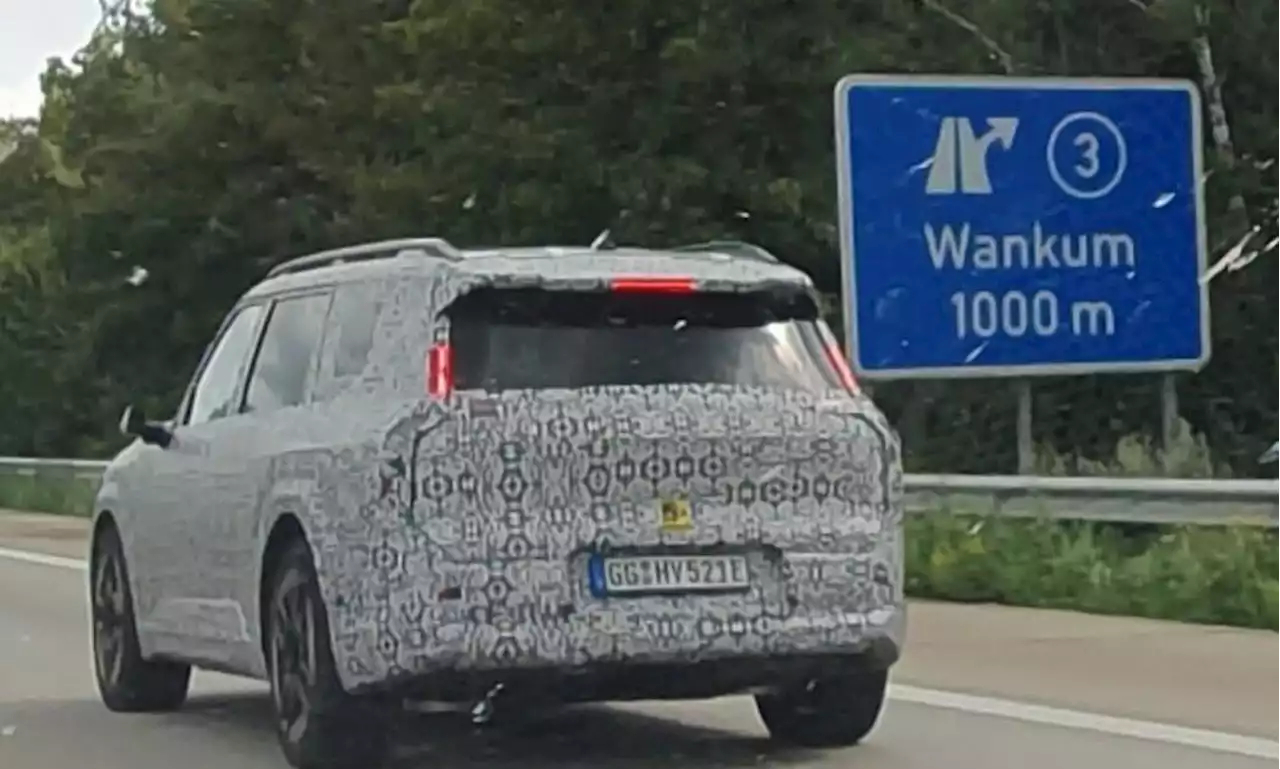 Verkleideter Wagen auf der A40 sorgt für Aufsehen: Erlkönig auf der Autobahn in Wachtendonk gesichtet