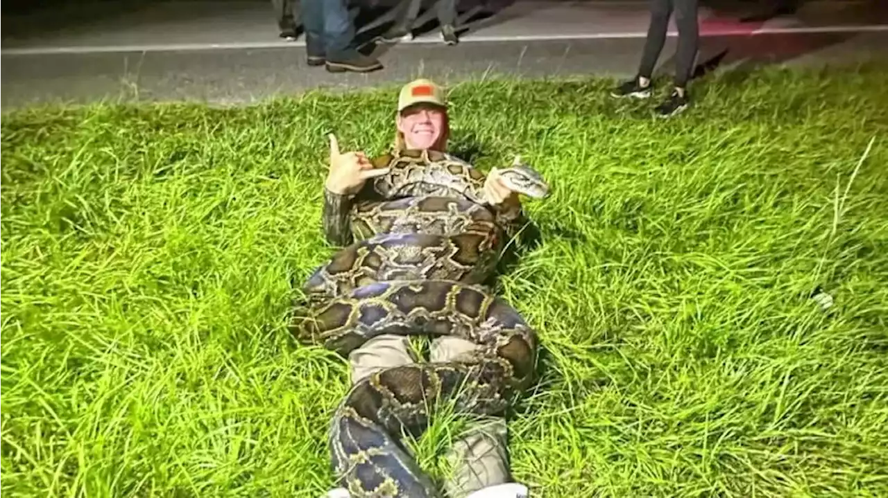 18-Jähriger erlegt Riesen-Python - und knipst Poser-Fotos