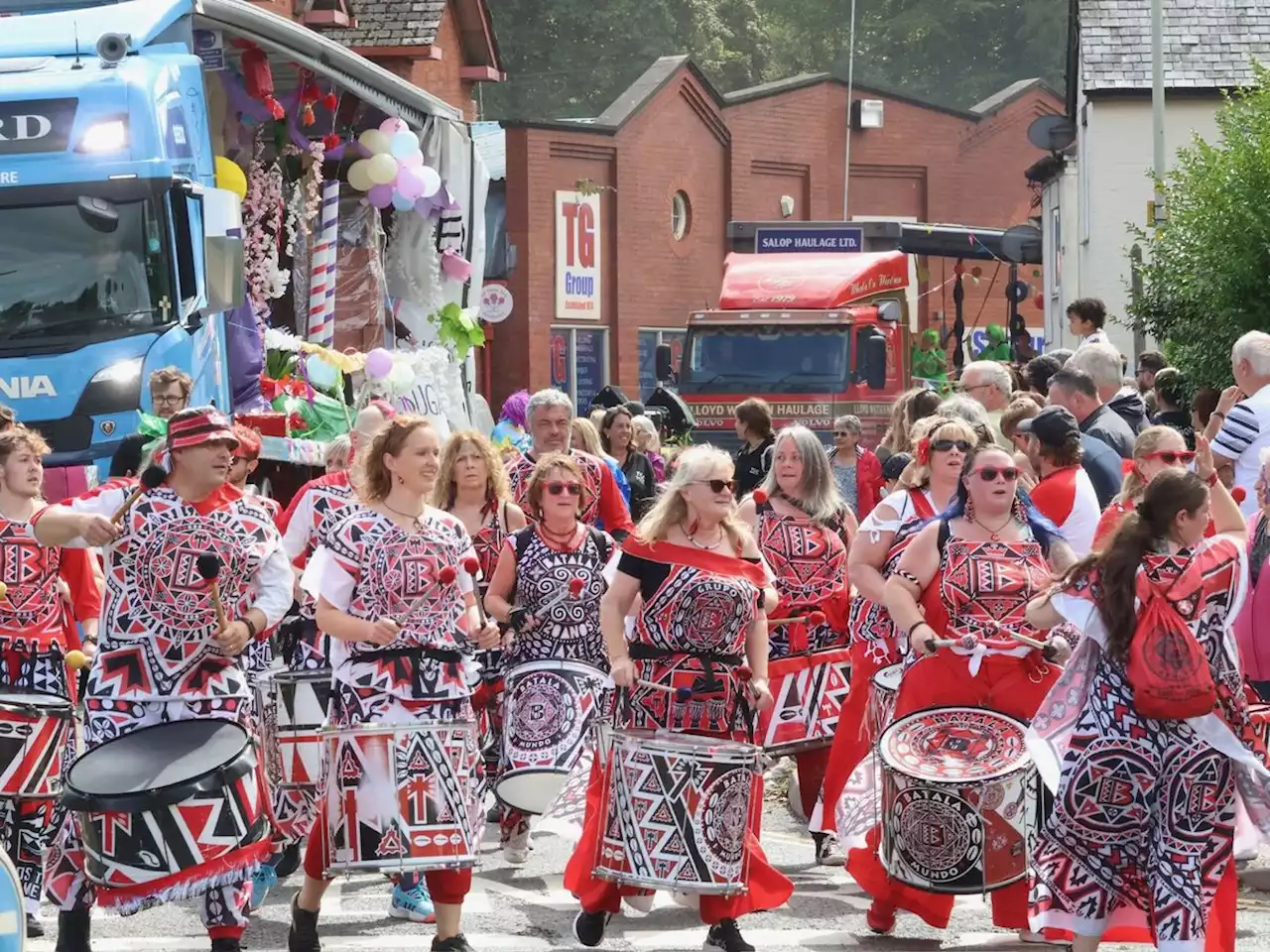 Carnival makes sweet music through Ellesmere as crowds enjoy celebrations