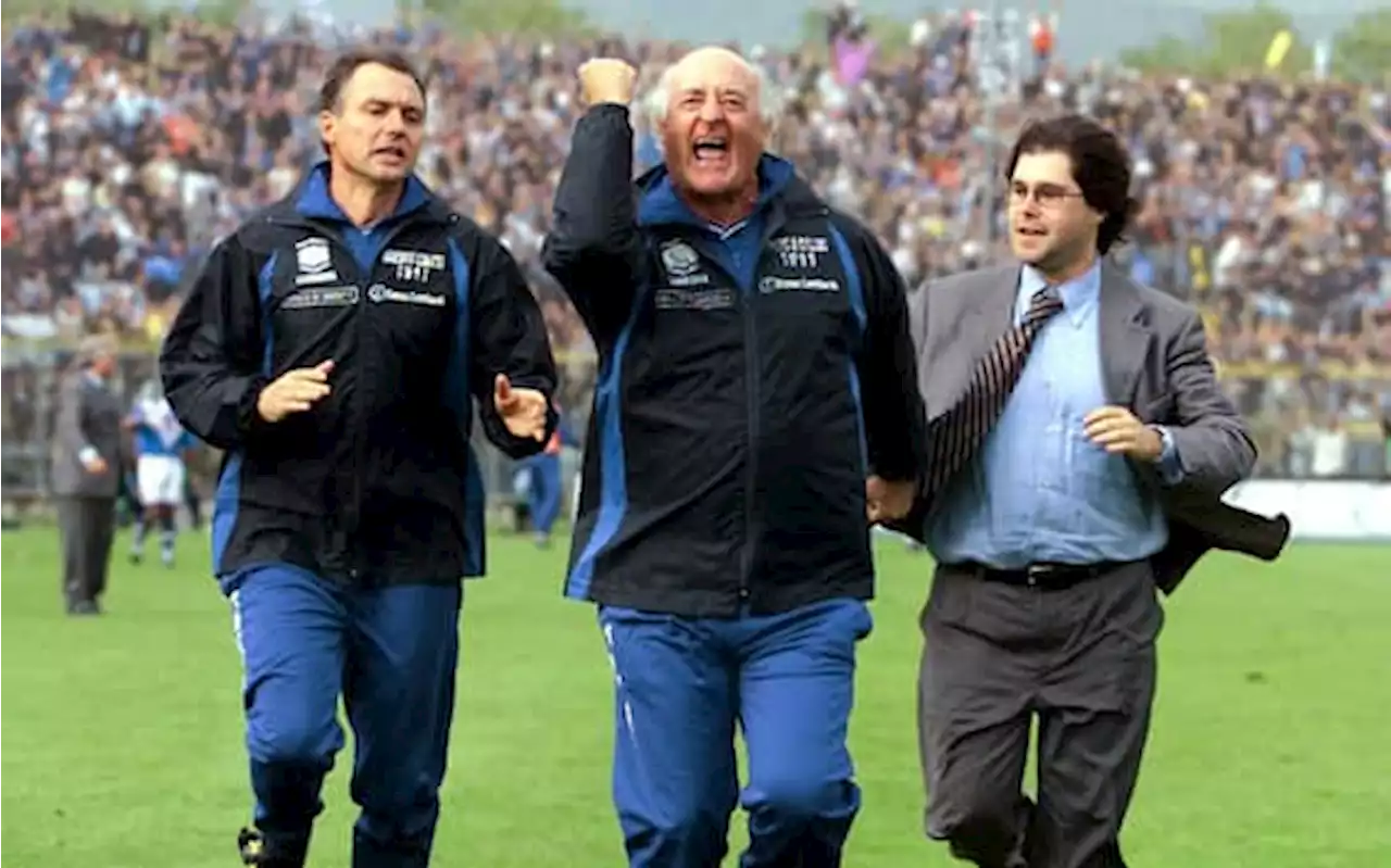 Addio Mazzone, la corsa sotto la curva dell'Atalanta dopo il pareggio