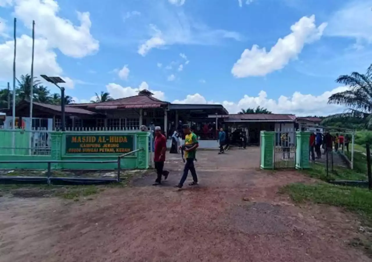 Elmina crash: Family, friends gather at Sungai Petani mosque for funeral of p-hailing rider