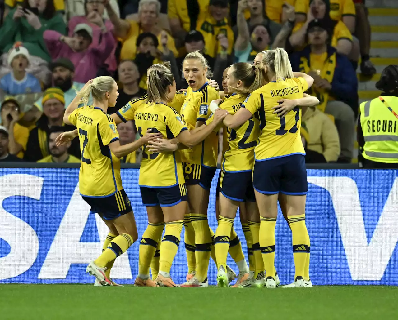 VM-bronset nära – Asllani gör 2–0