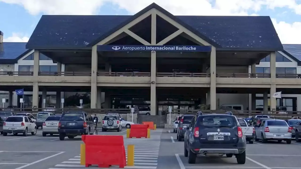 Demoras en el aeropuerto de Bariloche: denuncian que Aerolíneas Argentinas sobrevendió pasajes