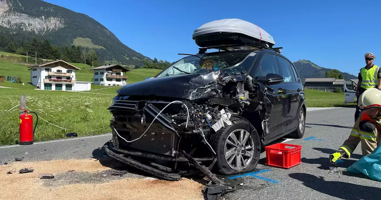 Zwei Autos kollidierten in Fieberbrunn: Insassen ins Krankenhaus eingeliefert