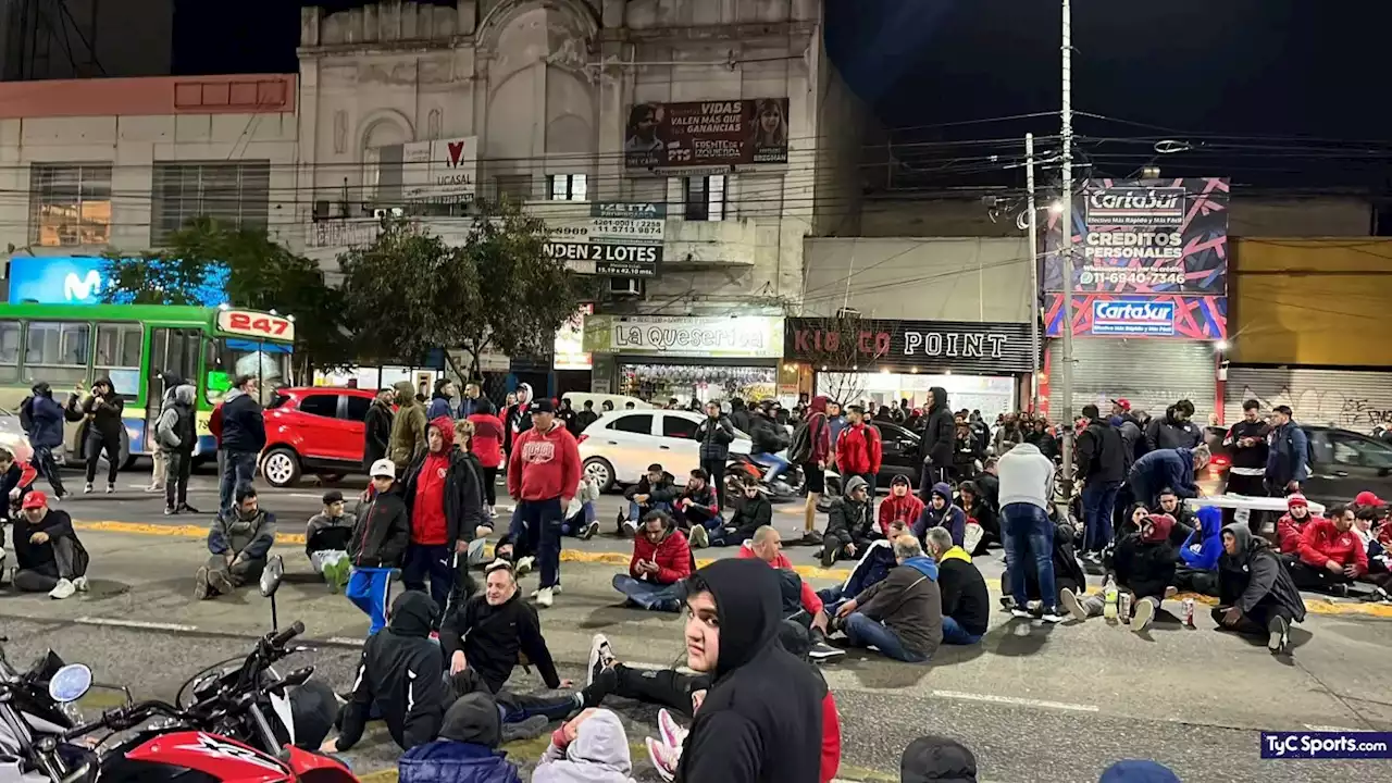 Hinchas de Independiente realizaron una protesta pacífica por la crisis deportiva e institucional