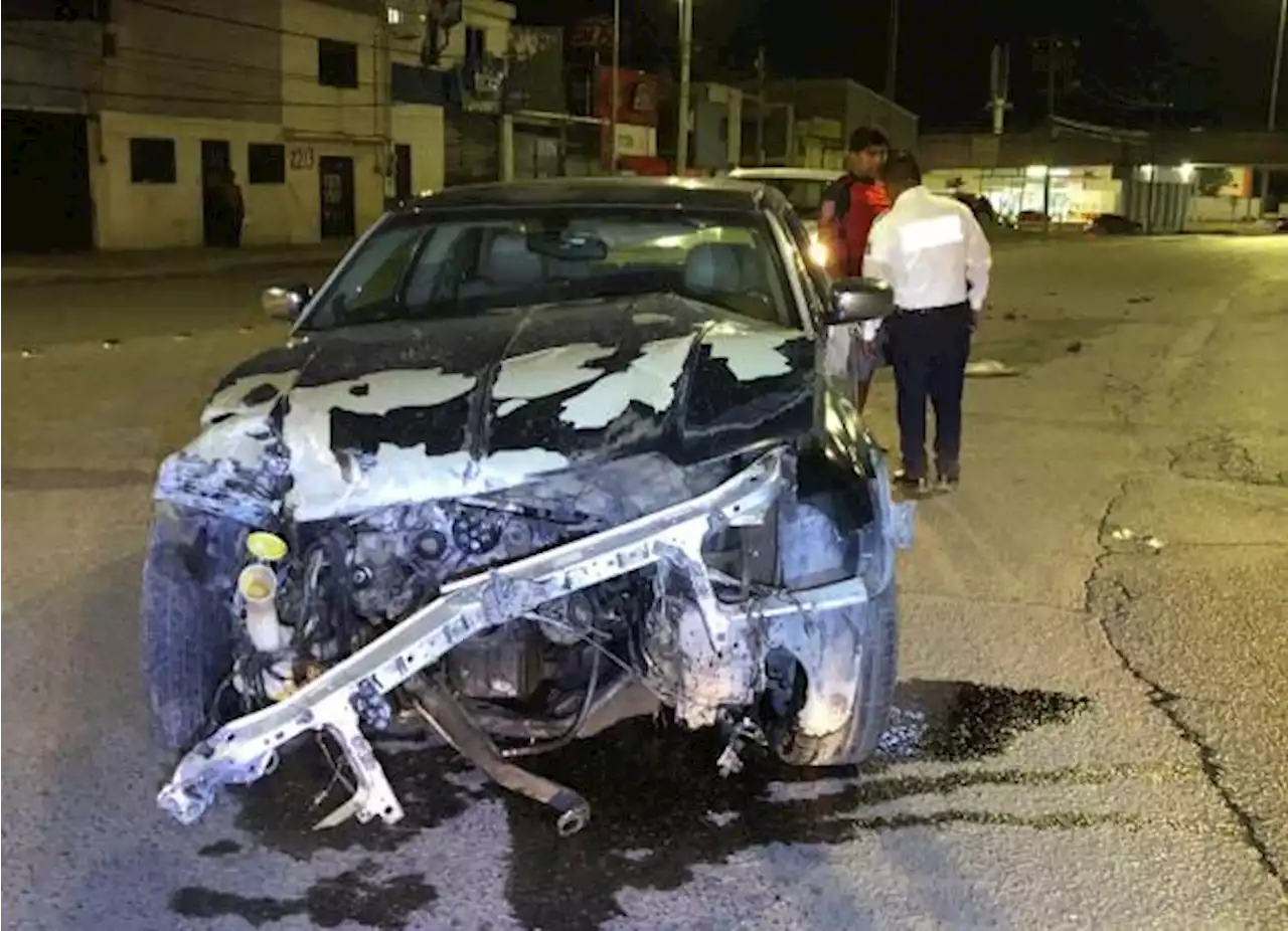 Veloz conductor choca auto, se da a la fuga y vuelve a impactarse, ahora contra un muro, al oriente de Saltillo