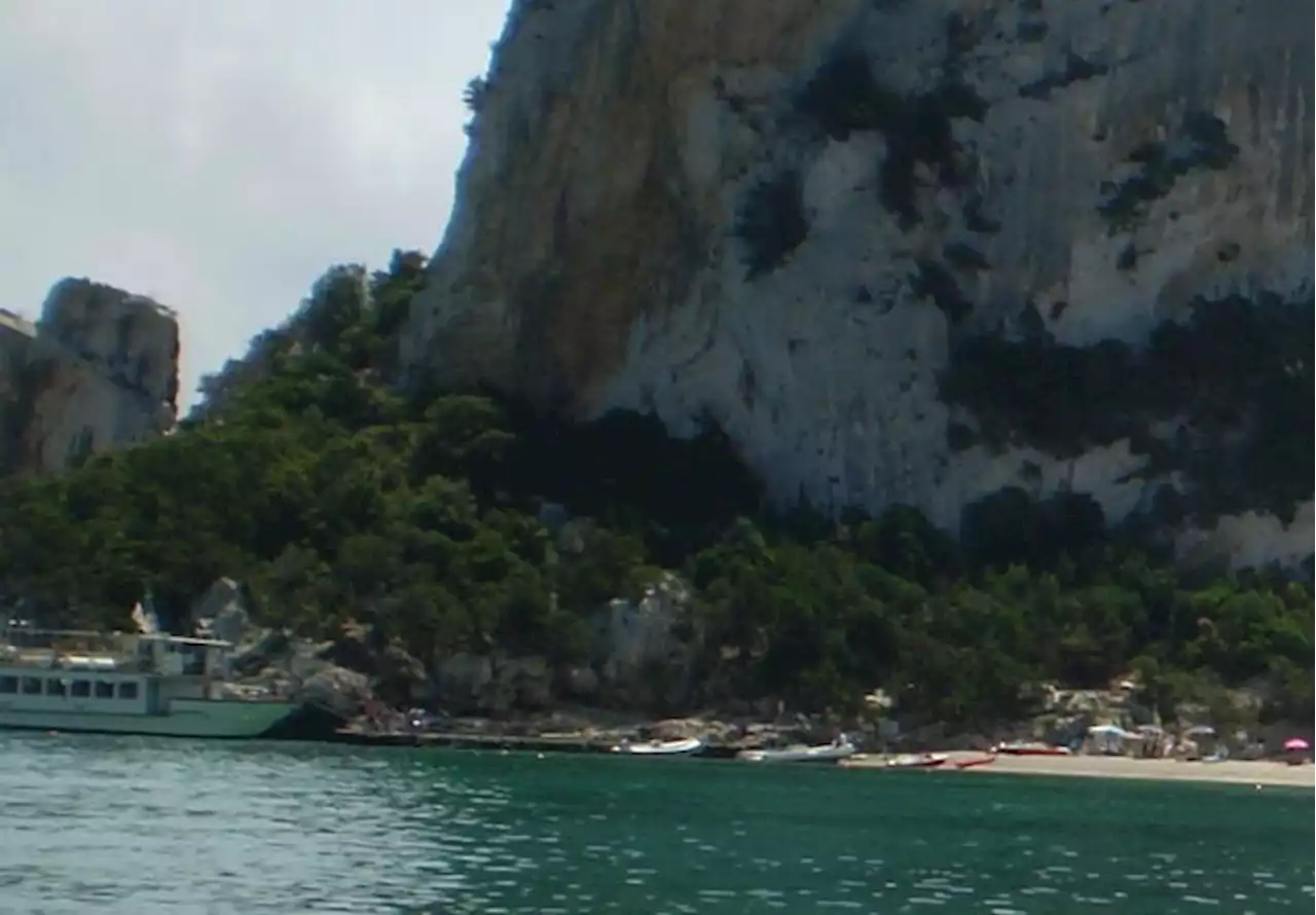 Massimo 500 persone sulla spiaggia di Cala Luna - Notizie - Ansa.it