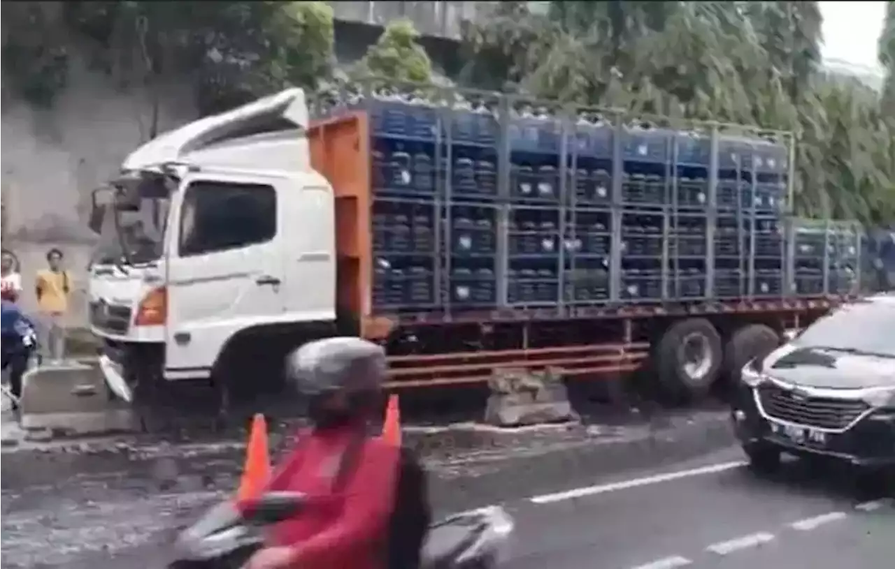 Sopir Mengantuk, Truk Bawa Galon Air Tabrak Pembatas Busway di Jalan DI Panjaitan