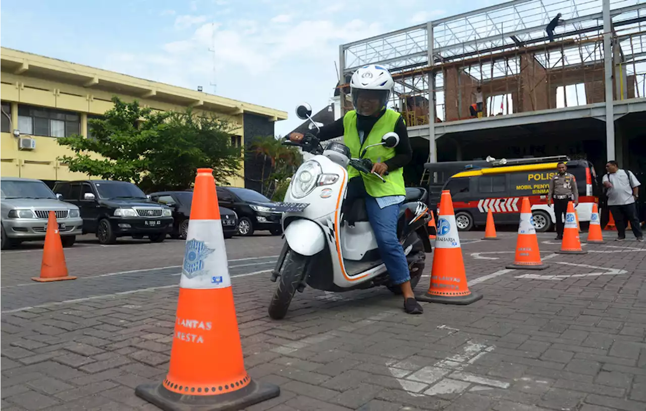 Viral! Anak Tak Lulus Ujian Praktik SIM 13 Kali, Ibu Mengamuk di Polres Gresik