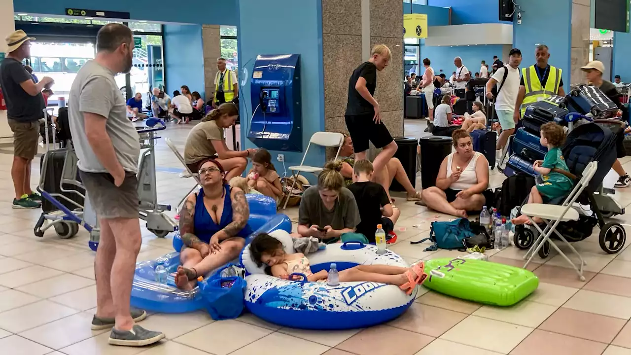 Grèce: une semaine de vacances offerte pour les touristes affectés par l'incendie à Rhodes