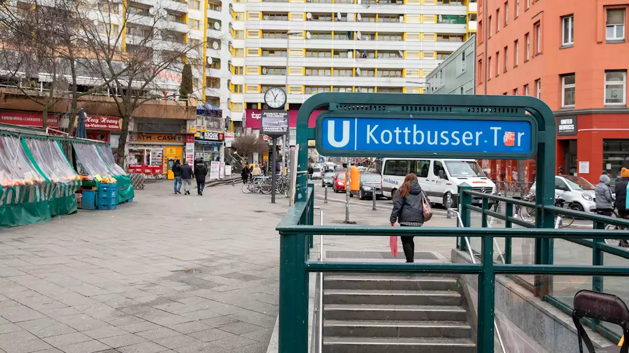 Kottbusser Tor: Männer berauben Jugendlichen und attackieren BVG-Mitarbeiter