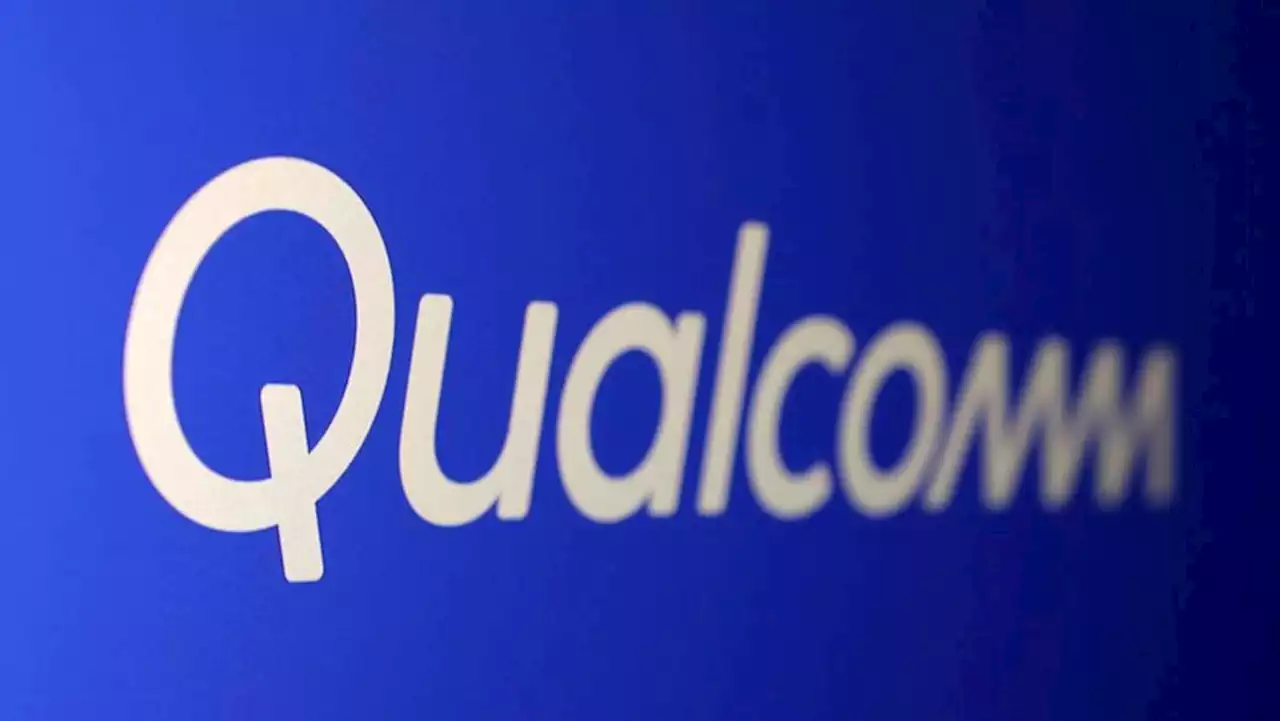 Qualcomm forecasts sales below estimates as smartphone slump persists