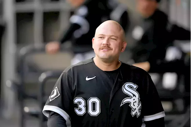 Jake Burger showing off his 𝘯𝘦𝘸 𝘥𝘢𝘥 - Chicago White Sox