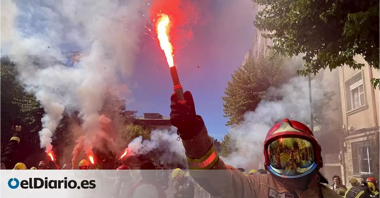 Todo un verano de huelga sin solución para los 500 bomberos que protegen las casas en los incendios forestales en Galicia