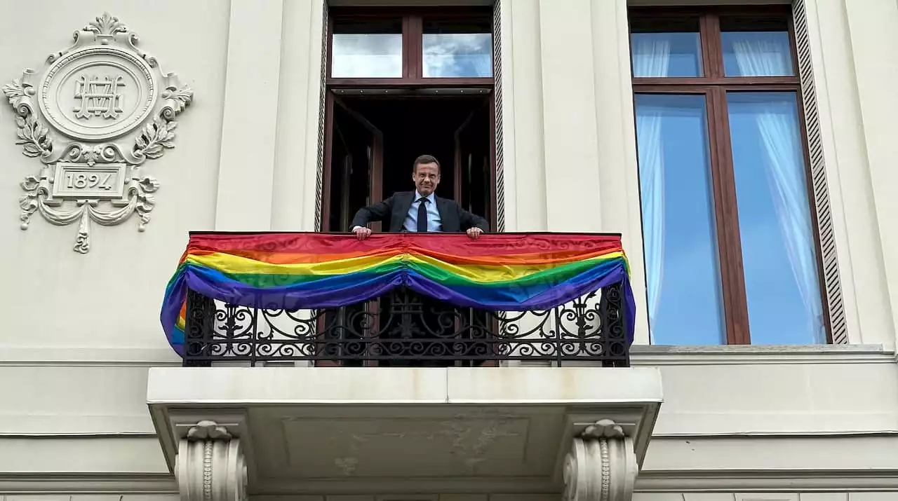 Kristersson flaggar för Pride utanför Sagerska