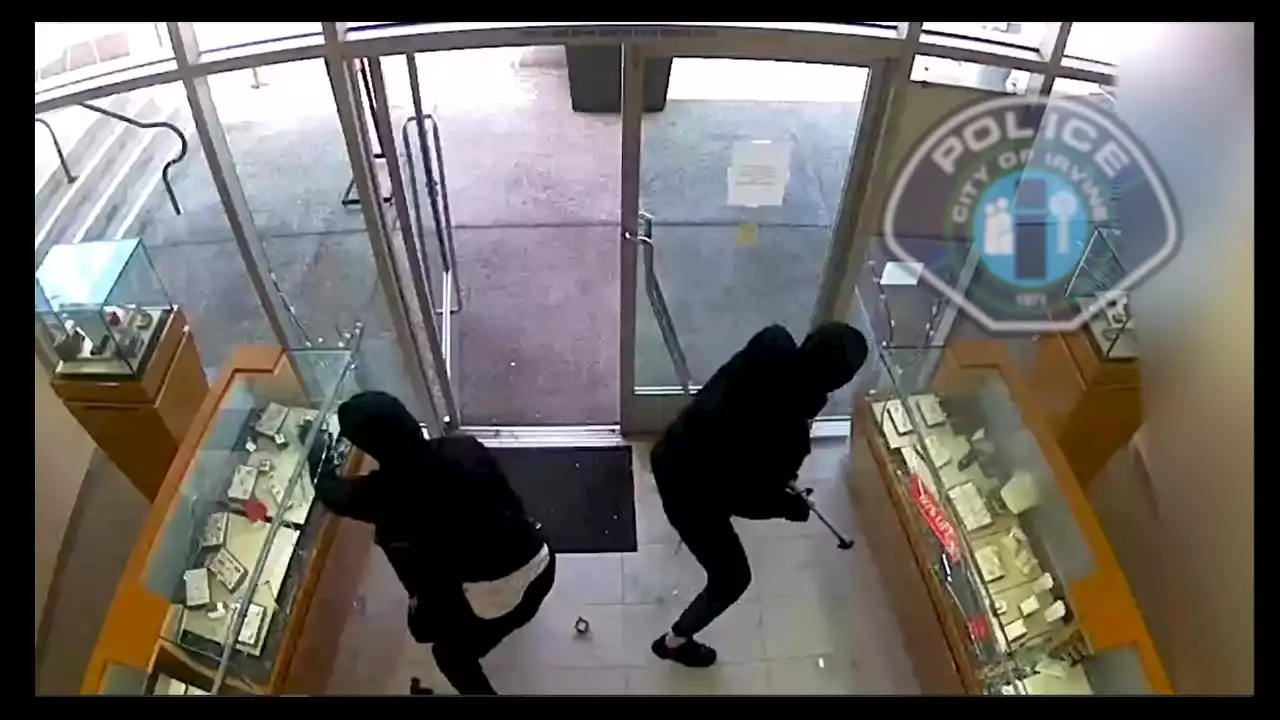 VIDEO: Smash-and-grab robbers use hammers, trashcans to steal $900K from Irvine jewelry store