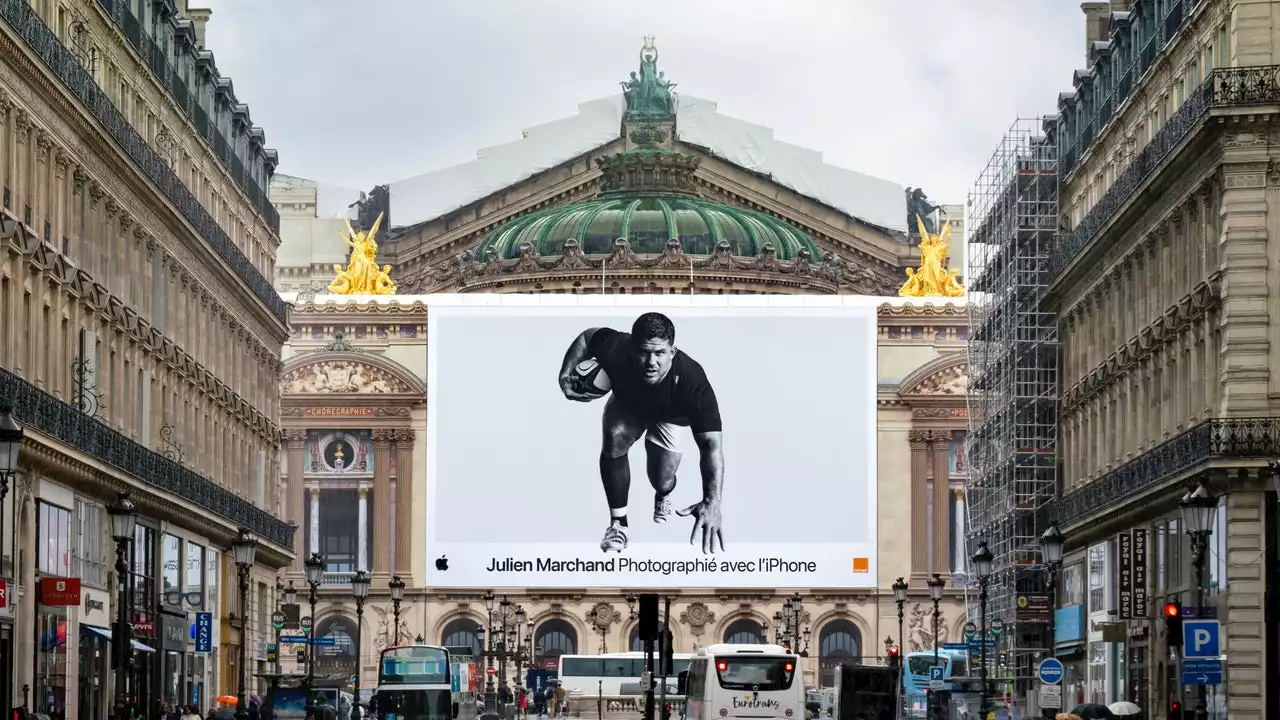 Les joueurs de l’équipe de France de rugby envahissent les monuments de Paris