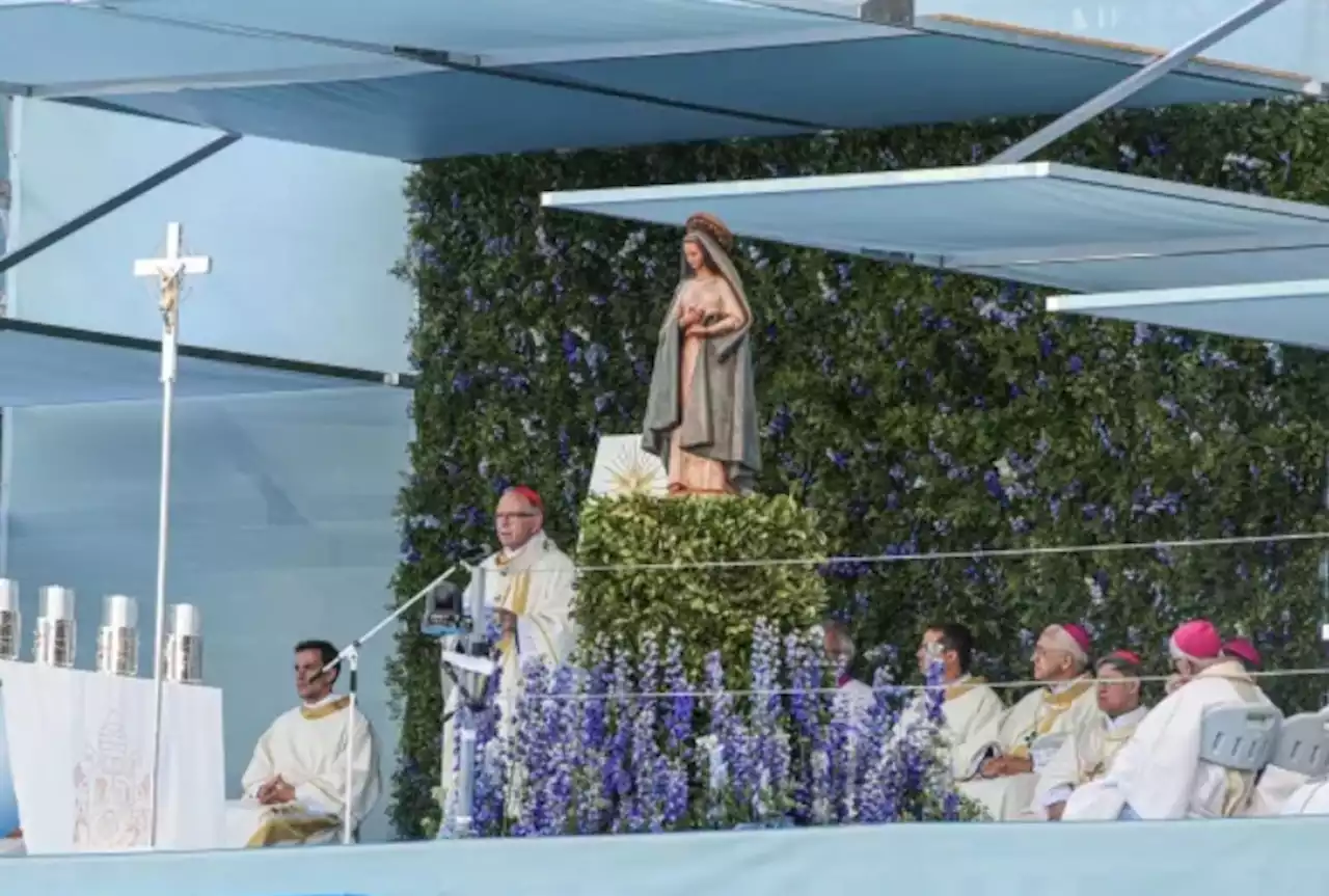 Lisbon patriarch greets attendees at opening Mass