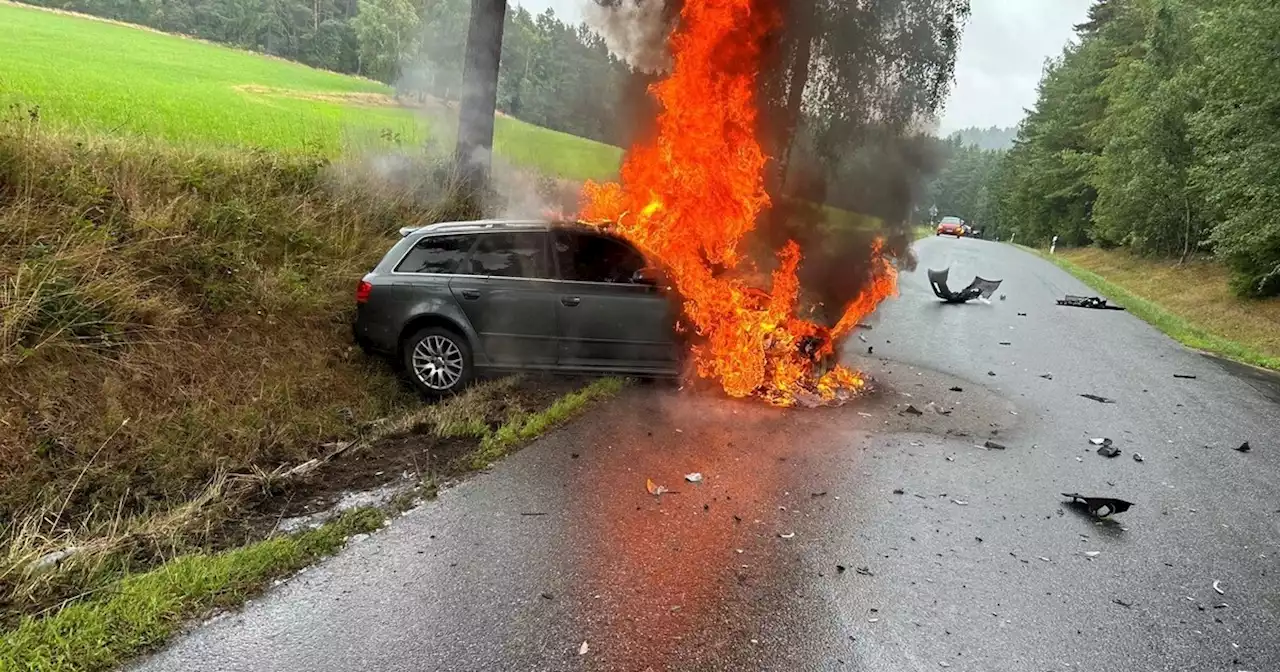 Zwei Verletzte und ein brennendes Auto bei Zandt