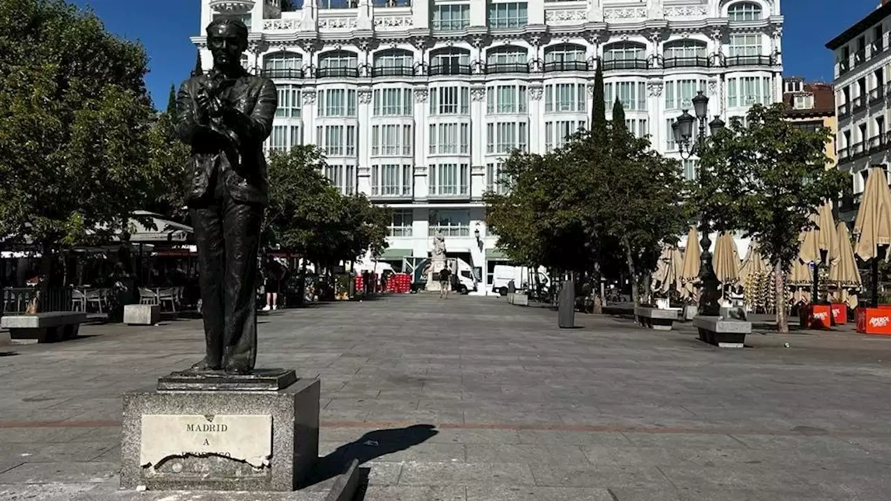 Un camión de la basura daña accidentalmente la escultura dedicada a Lorca en la plaza de Santa Ana, Madrid