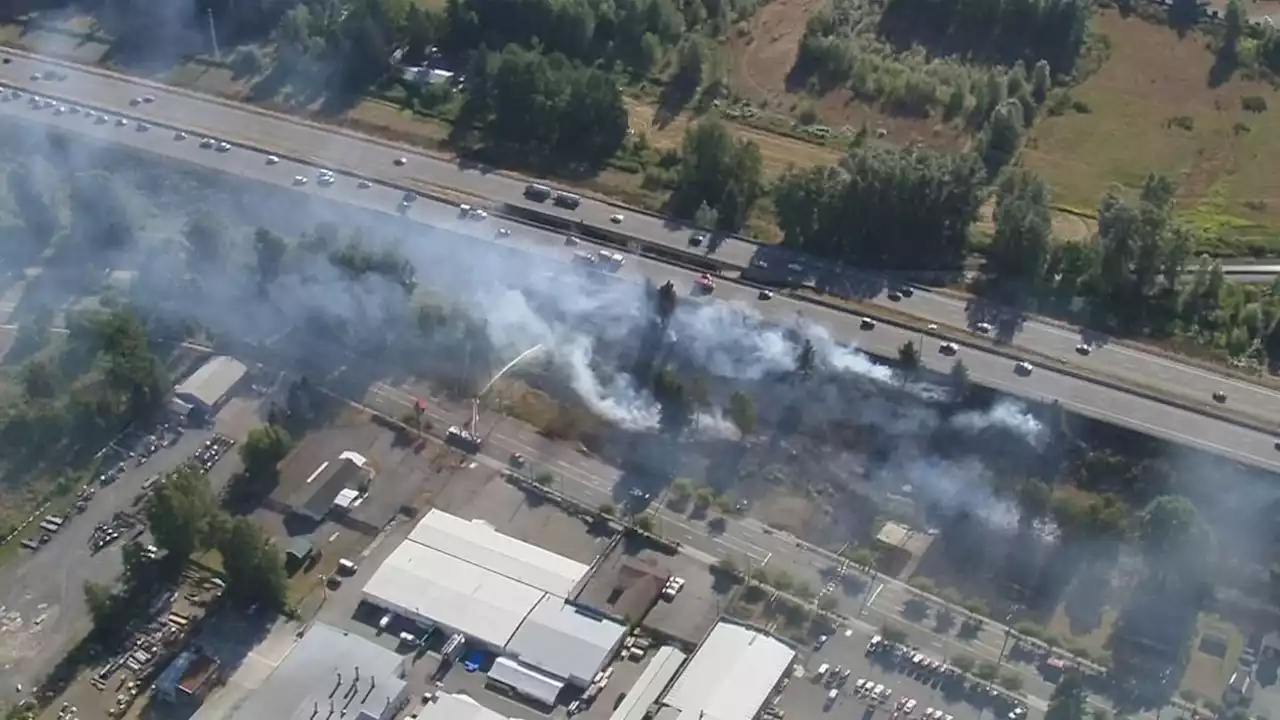 Crews battling miles-long brush fires temporarily blocking northbound I-5 in Marysville