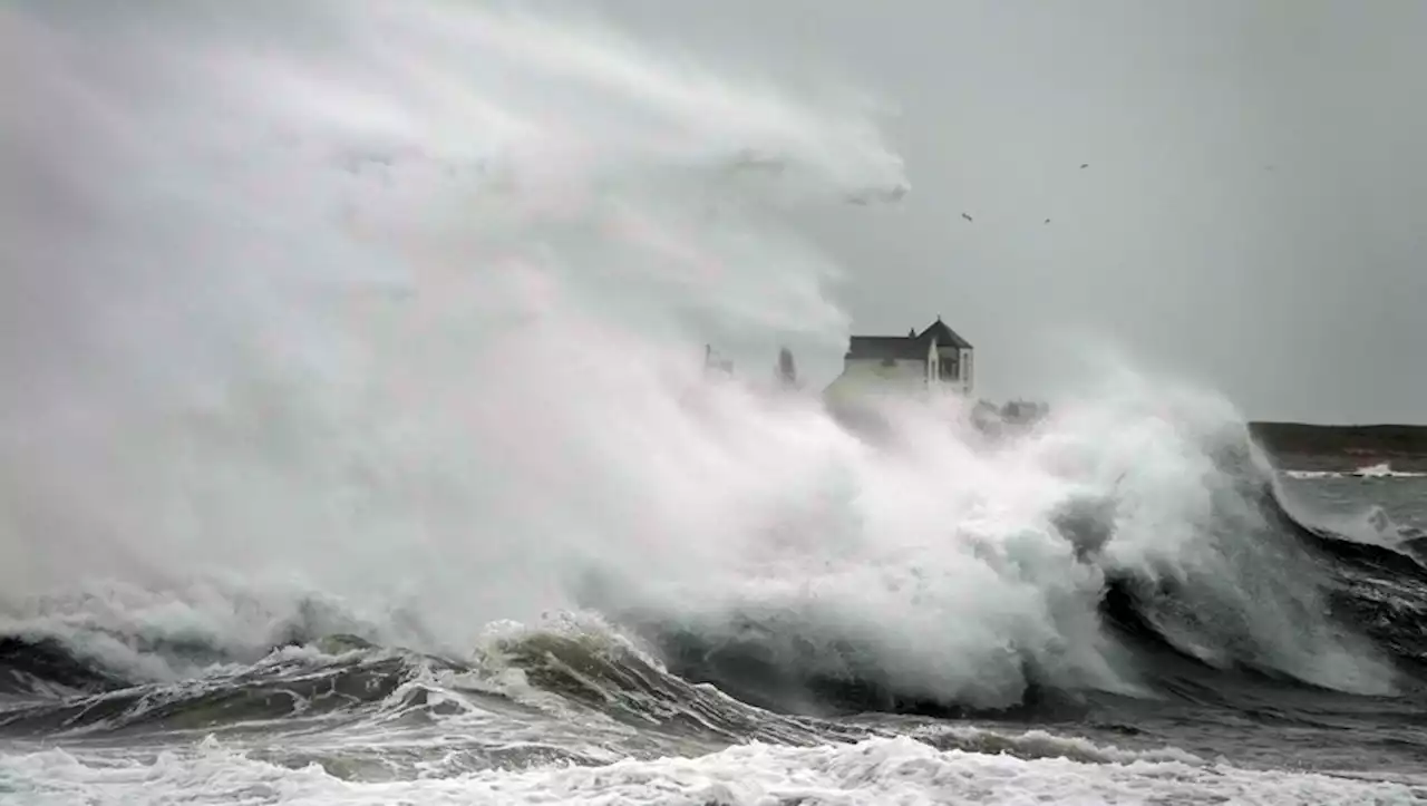 Météo : 4 départements en alerte orange vague-submersion, de forts vents attendus à cause de la dépression Patricia