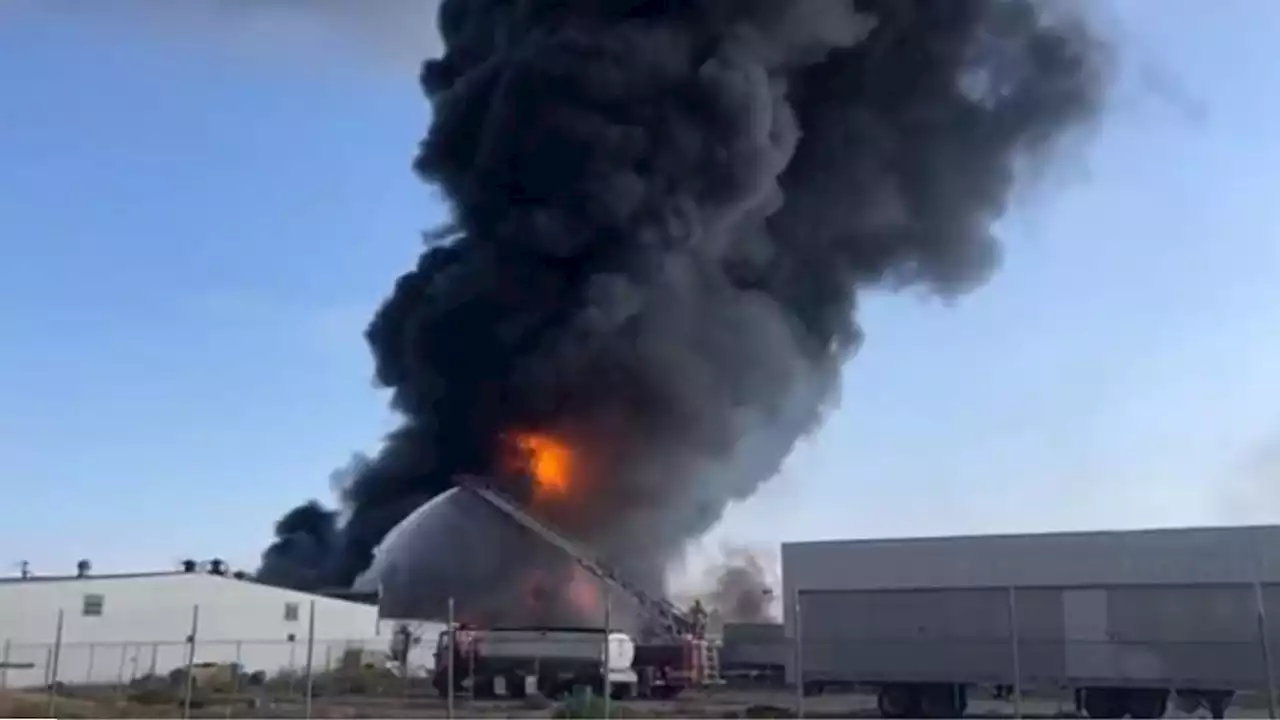 Muestran con impactantes VIDEOS el incendio que consume fábrica en Tijuana