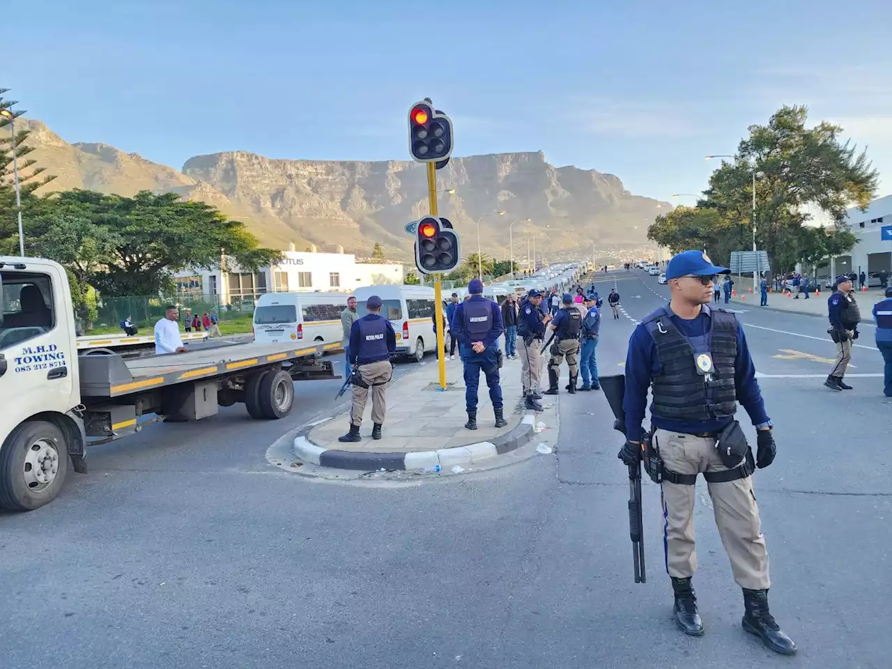 Cape Town tense as taxis and cops clash