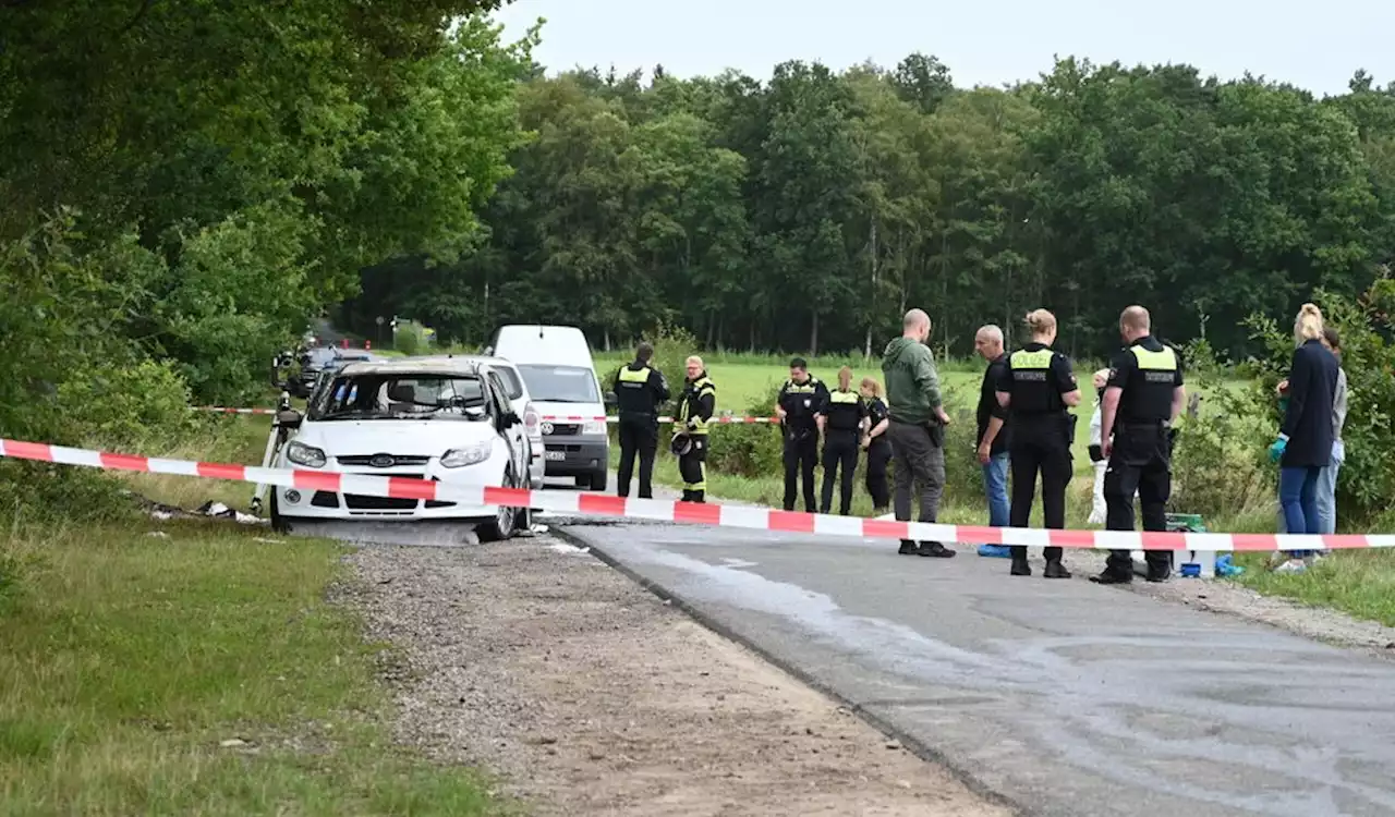 Grausiger Fund auf Feldweg: Frau entdeckt Leichen neben brennendem Auto