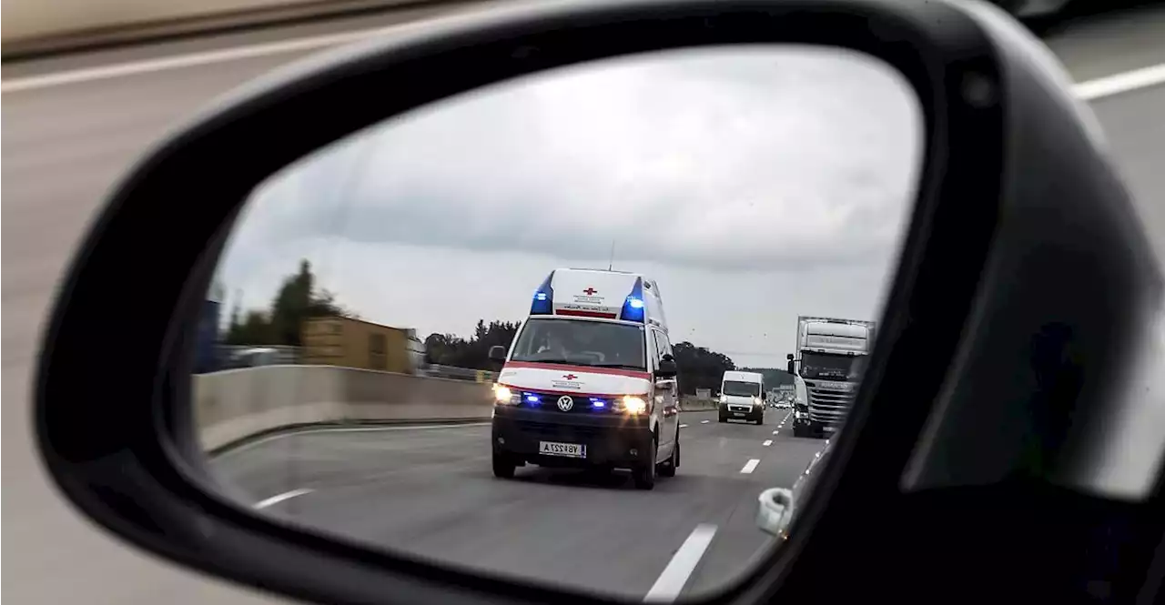 Vater half seiner Frau bei Geburt auf der Autobahn